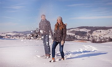 Paar beim gemeinsamen Spaziergang im Winter rund um den Jagdhof